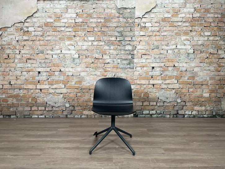 Muuto Visu Swivel zwart bij TheReSales, Huis en Inrichting, Stoelen, Zo goed als nieuw, Eén, Hout, Metaal, Zwart, Ophalen of Verzenden