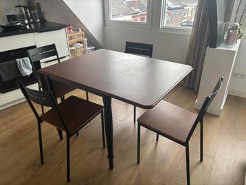 Dining table and chairs beschikbaar voor biedingen