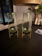 Zgan staat 2x PTMD glazen vaas groen op goud onderstel, Ophalen of Verzenden, Minder dan 50 cm, Groen, Glas