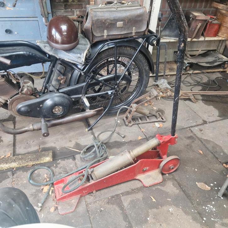 Antieke Bandenpomp - Garagevondst, Antiek en Kunst, Antiek | Gereedschap en Instrumenten, Ophalen of Verzenden