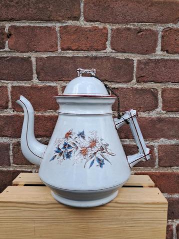 Mooi emaille Theepot met bamboehandvat en bloemen. beschikbaar voor biedingen
