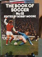 The book of soccer no.15 edited by Bobby Moore, Ophalen