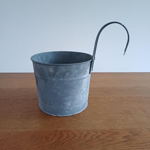 Zinken hangbloempot voor buiten, Tuin en Terras, Bloempotten, Zo goed als nieuw, Metaal, Balkon, Tuin, Minder dan 40 cm, Minder dan 25 cm