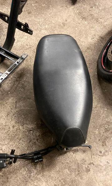 Piaggio typhoon zadel met buddy beschikbaar voor biedingen