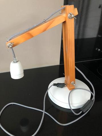 Tafel lamp houten frame beschikbaar voor biedingen