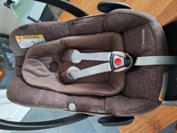 Maxi-Cosi Pebble Plus + 2wayFix (bruin) beschikbaar voor biedingen