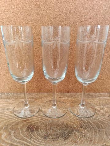 Prachtige bewerkte champagne glazen beschikbaar voor biedingen