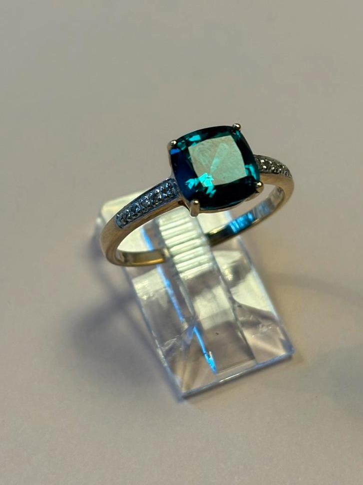 9 karaat gouden ring met diamantjes en Synthetische smaragd, Sieraden, Tassen en Uiterlijk, Ringen, Zo goed als nieuw, Dame, 18 tot 19