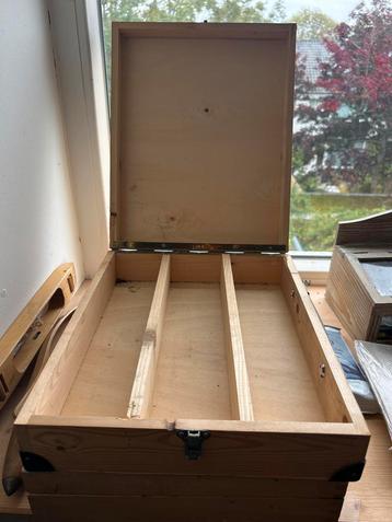 Houten Koffer / penselenkist beschikbaar voor biedingen