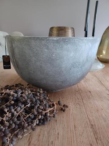 Sobere pot, cement schaal, grijze pot, fiber stone, sober!