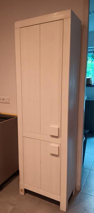 Wiite kast beschikbaar voor biedingen