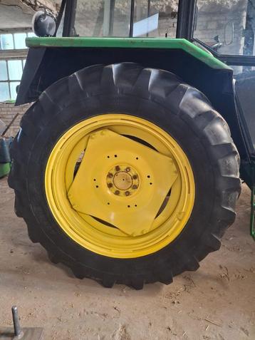 banden op John Deere velg beschikbaar voor biedingen