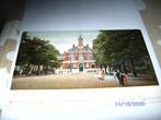 Apeldoorn 1904 Gemeentehuis voorzijde mensen op plein + pz, Ophalen of Verzenden, Voor 1920, Gelopen, Gelderland