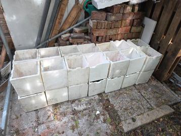 28 Polystyreen bakjes beschikbaar voor biedingen