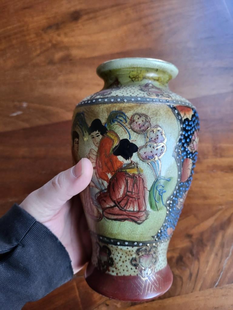 Vintage Japanse vaas met gedetailleerde decoratie, Ophalen of Verzenden