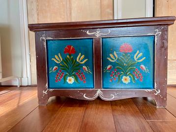 Oude, beschilderde houten kist/ verkleedkist beschikbaar voor biedingen
