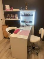 Complete professionele nagelstudio. Tafel met afzuiging, Nail art