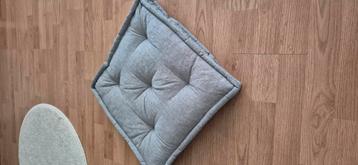 2 stoelkussens grijs, 45x45x10 cm  beschikbaar voor biedingen