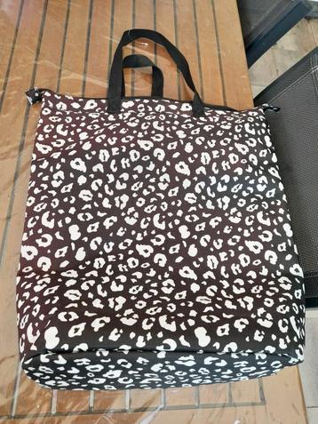 Te koop 2 gebruikte fietstas,handtas zwart wit met rits. beschikbaar voor biedingen