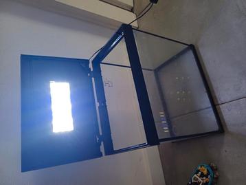 Aquarium en toebehoren zo goed als nieuw beschikbaar voor biedingen