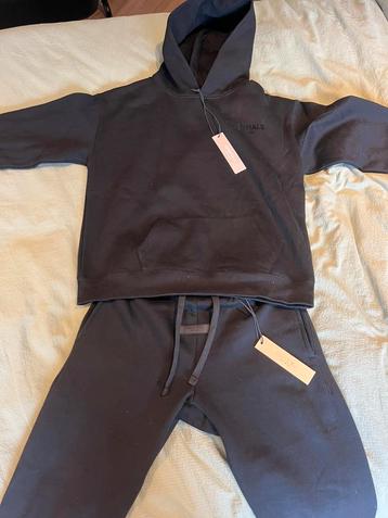 Essentials trainingspak zwart maat M beschikbaar voor biedingen