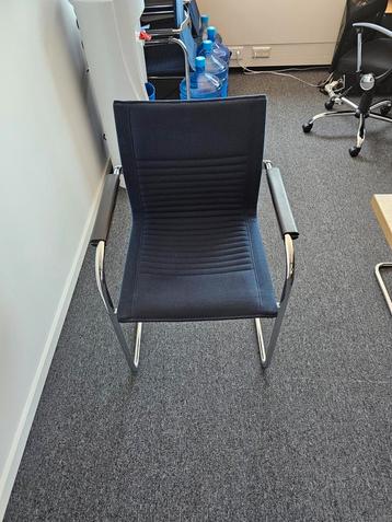 4x blauwe gestoffeerde stoelen met metalen nikkel frame  beschikbaar voor biedingen