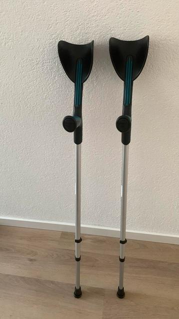 Nieuwe elleboogkrukken van all4fysio beschikbaar voor biedingen
