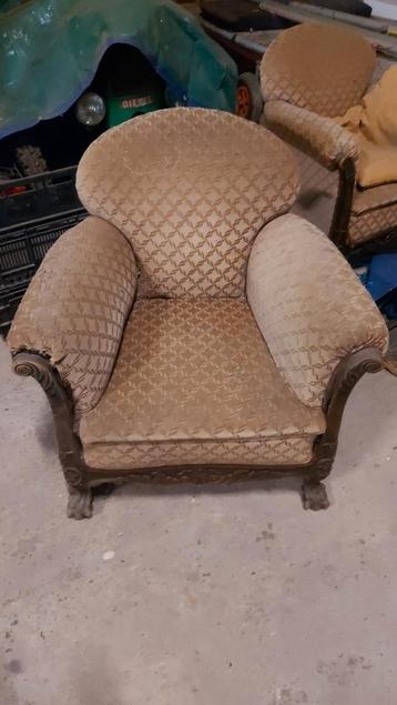 2x oude fauteuil ter restauratie beschikbaar voor biedingen
