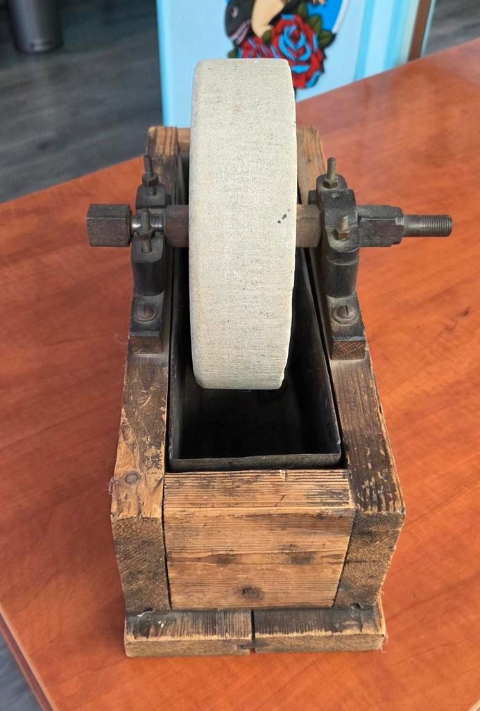 Antieke Slijpsteen in Houten Frame, Antiek en Kunst, Antiek | Gereedschap en Instrumenten, Ophalen of Verzenden