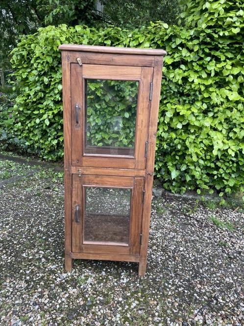 Prachtig laag/klein vitrinekastje. Het is een oud vitrinekas, Antiek en Kunst, Curiosa en Brocante, Ophalen