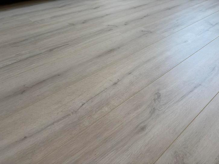 Lichtgrijs laminaat, Huis en Inrichting, Stoffering | Vloerbedekking, Zo goed als nieuw, Laminaat, Ophalen