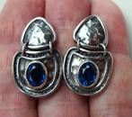 Atelier zilveren oorbellen: hamerslag + saffier, Ophalen of Verzenden, Zilver, Oorbellen, Met edelsteen