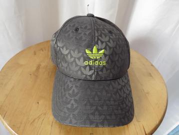 zwarte monogram  jaquard adidas pet 57 cm - 60 cm  beschikbaar voor biedingen