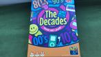 The Decades. Gezelschapsspel. Ga terug naar de jaren 80, 90, Hobby en Vrije tijd, Gezelschapsspellen | Bordspellen, Ophalen of Verzenden