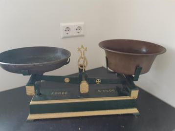 Antieke weegschaal Force beschikbaar voor biedingen