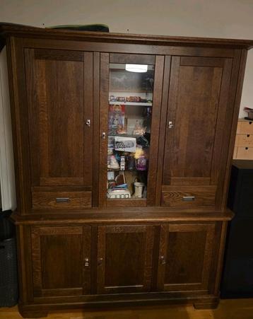 Nette grote houten kast beschikbaar voor biedingen