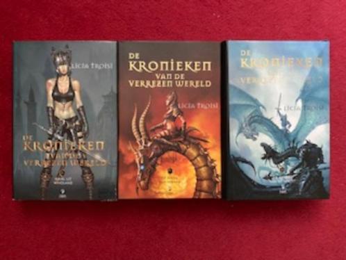 LUCIA TROISI KRONIEKEN VAN DE VERREZEN WERELD DE COMPLETE TR, Boeken, Fantasy, Nieuw, Ophalen of Verzenden