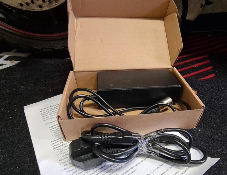 Acculader Cortina E-U4 3 Pin Sterling, Fietsen en Brommers, Fietsaccessoires | Fietsaccu's, Ophalen of Verzenden