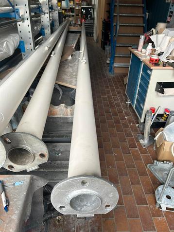 Nette gebruikte 7-meter polyester vlaggenmast met kantelvoet beschikbaar voor biedingen