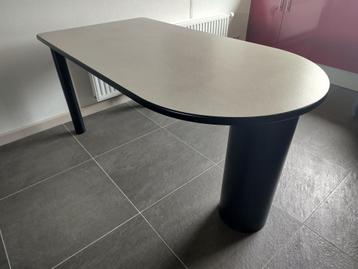 Tafel met halve cirkel beschikbaar voor biedingen