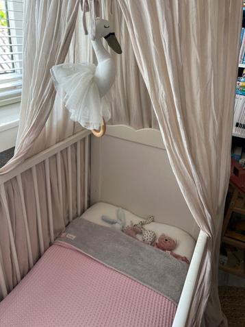 kinderledikant met matras, sluier en beddengoed beschikbaar voor biedingen