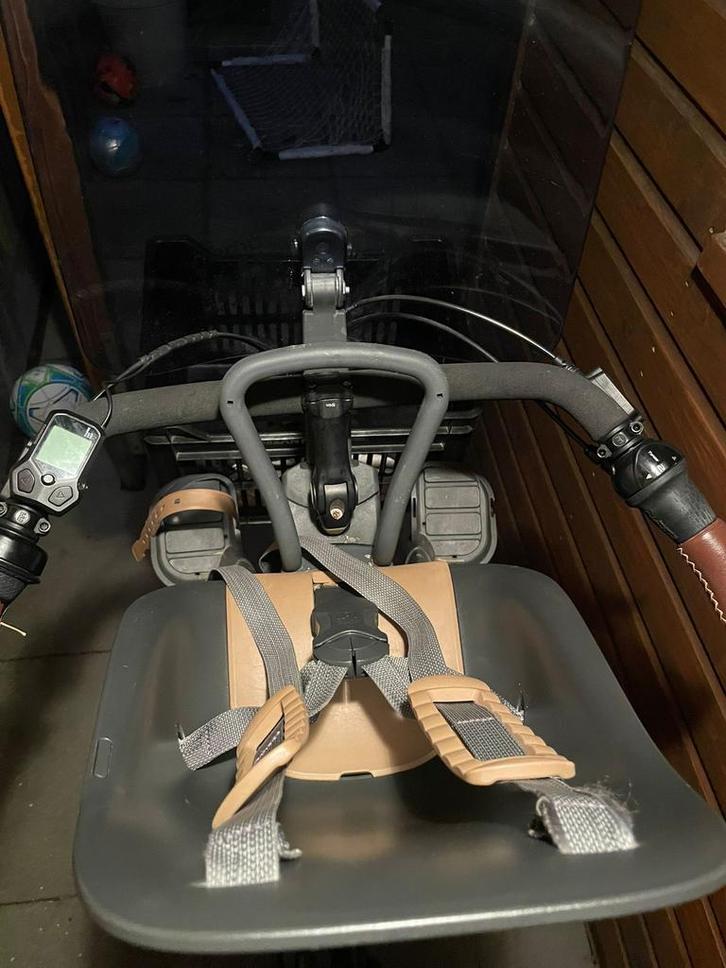 Urban Iki Voorzitje Grijs/Zwart + Windscherm, Fietsen en Brommers, Fietsaccessoires | Fietsstoeltjes, Gebruikt, Voorzitje, 9 t/m 18 kg