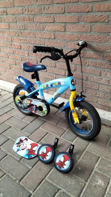 Hele nette Spidey marvel 12 inch kinderfiets met zijwieltjes beschikbaar voor biedingen