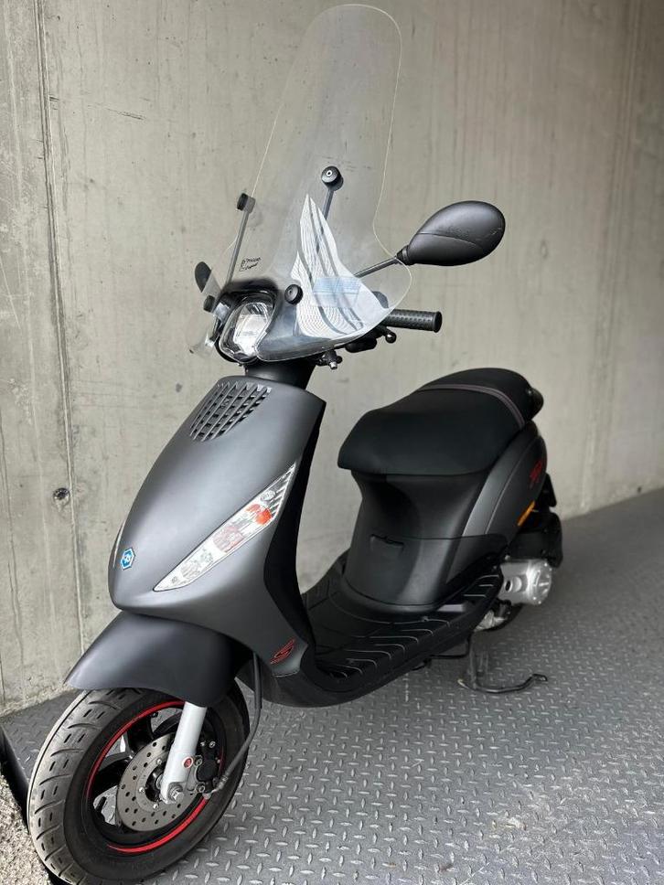 Piaggio Zip IGET euro5 Bouwjaar dec 2024 Lage km Mat Grijs, Fietsen en Brommers, Scooters | Piaggio, Zo goed als nieuw, Zip, Maximaal 45 km/u