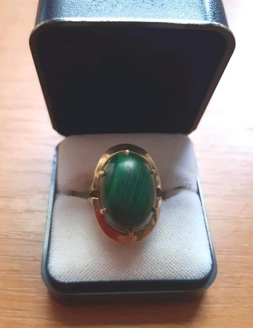 Vintage gouden ring met malachiet  beschikbaar voor biedingen