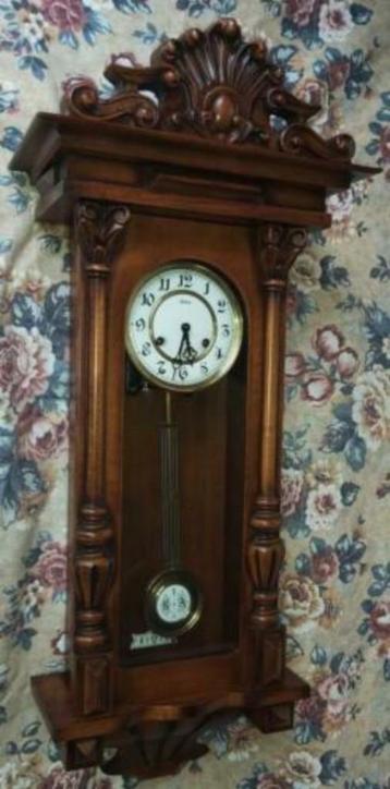 notenhouten wandklok met mooie bimbamslag beschikbaar voor biedingen