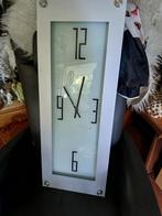 Moderne elektrische glazen klok, Ophalen of Verzenden, Gebruikt, Analoog, Wandklok