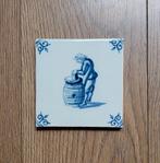Oude tegel Tichelaar Makkum - man met ton, Antiek en Kunst, Ophalen of Verzenden
