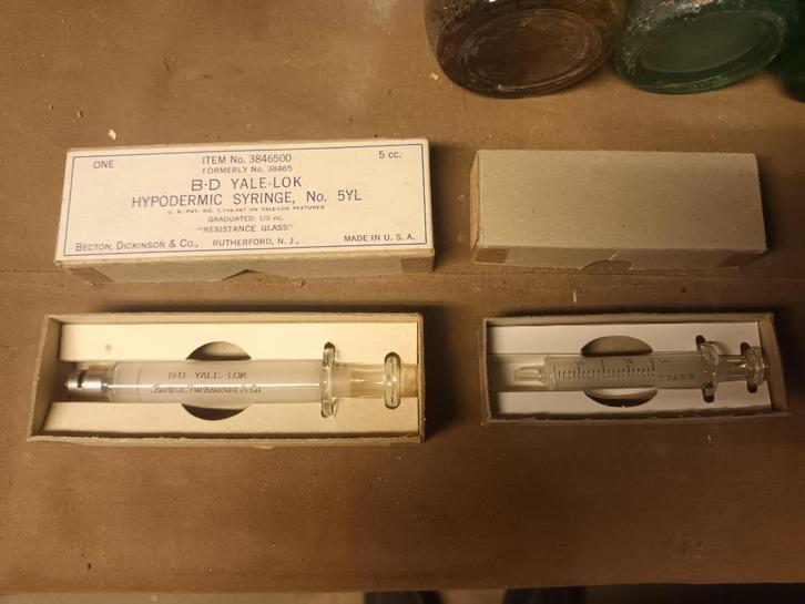 US MD WW2 spuitjes in glas 2cc en 5cc, Verzamelen, Militaria | Tweede Wereldoorlog, Landmacht, Overige typen, Amerika, Verzenden