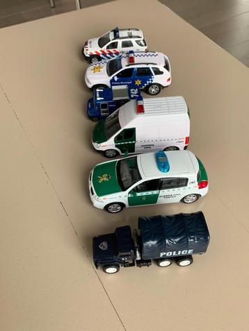 Politiewagens uit verschillende landen beschikbaar voor biedingen